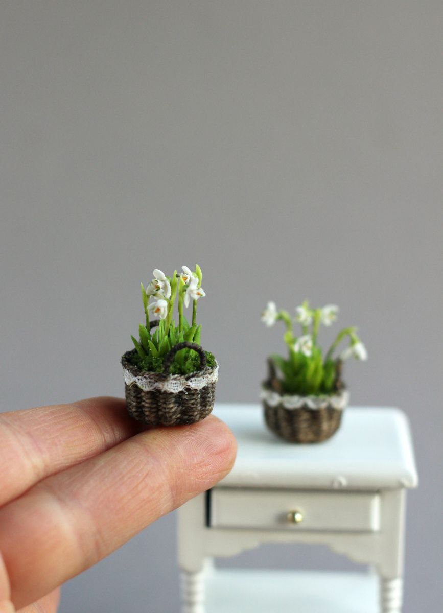 Miniature basket with snowdrops 1:12