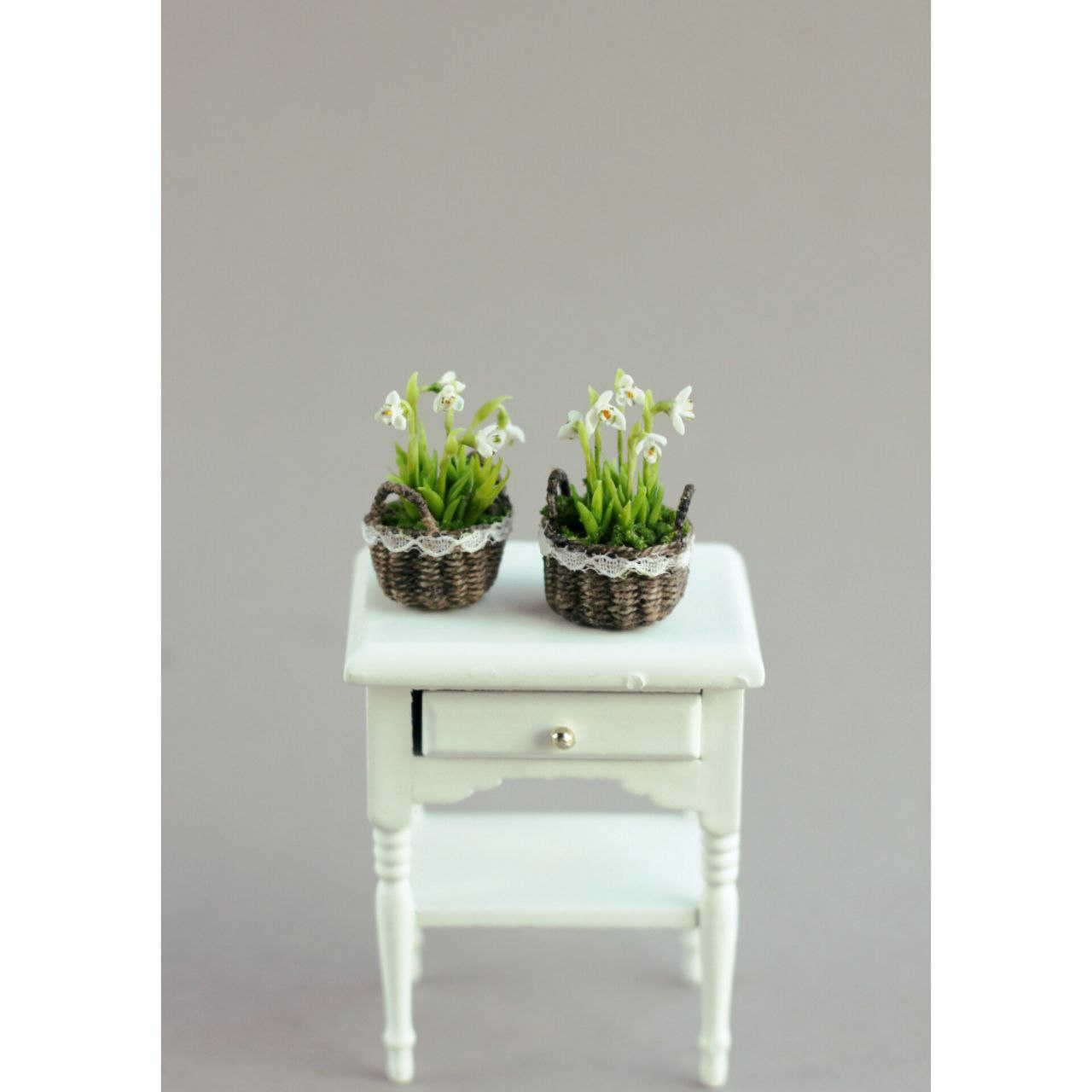 Miniature basket with snowdrops 1:12