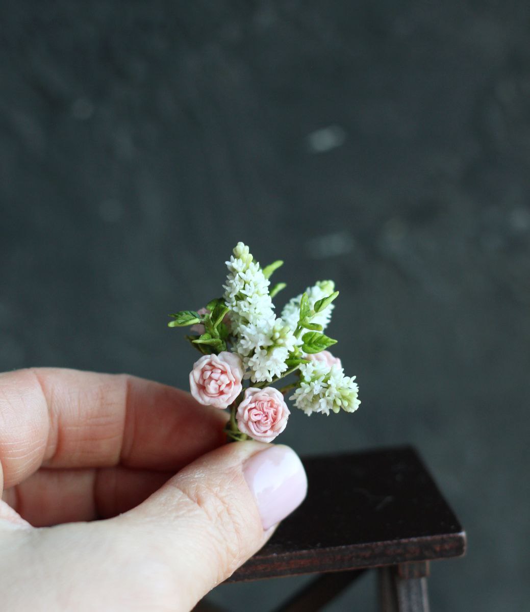 Bouquet of white lilac and garden roses1:12.