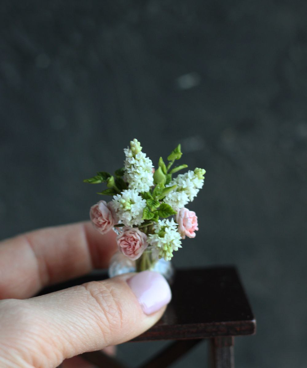 Bouquet of white lilac and garden roses1:12.
