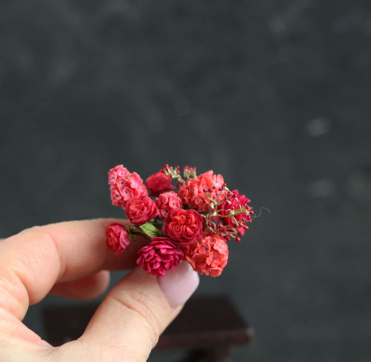 Bouquet in scarlet colors 1:12