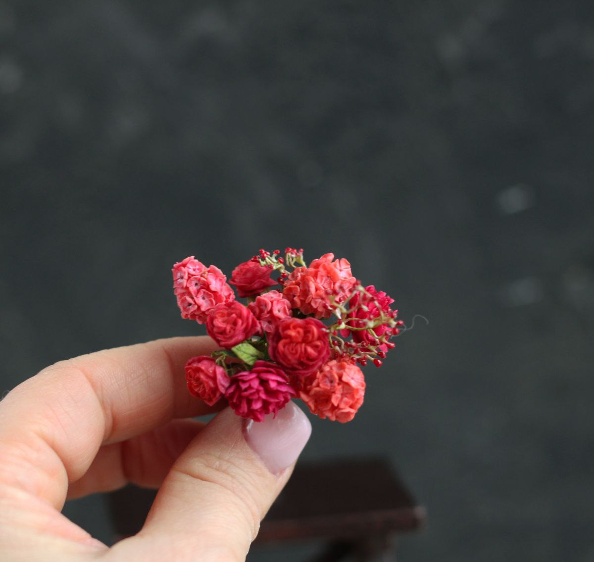 Bouquet in scarlet colors 1:12