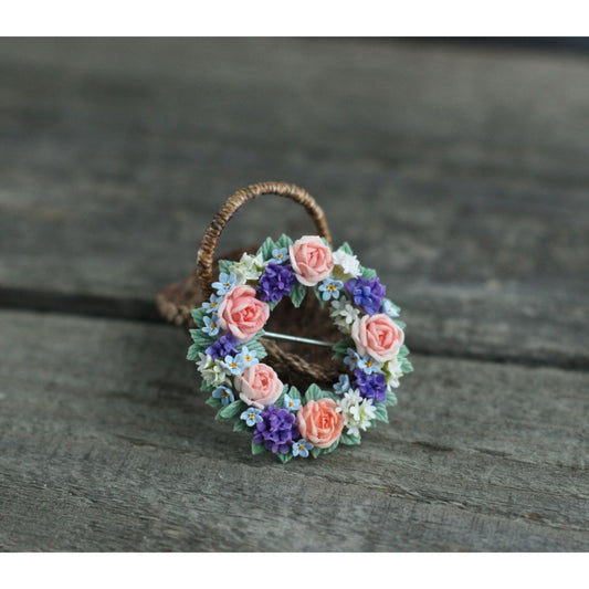 Brooch wreath with flowers