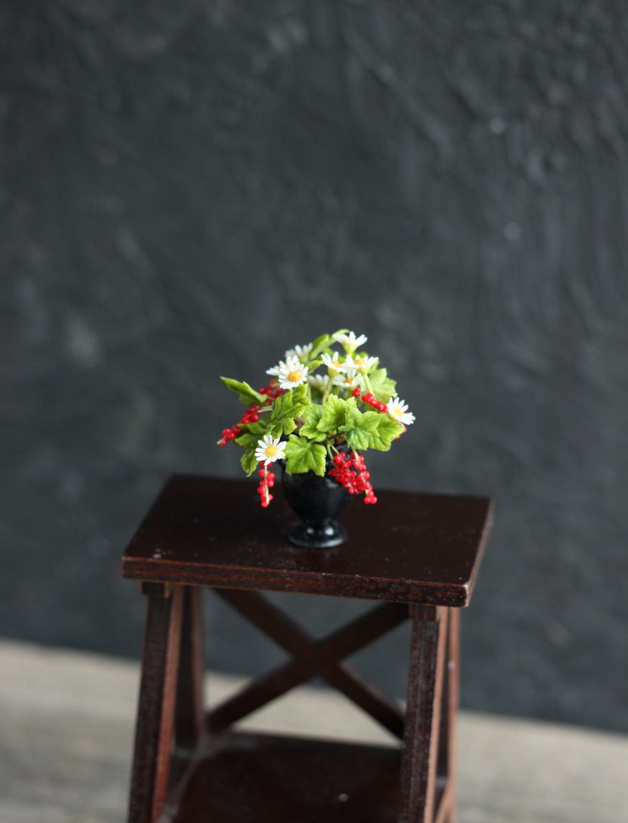 *         Boquet with red currants and daisies. Miniature 1:12