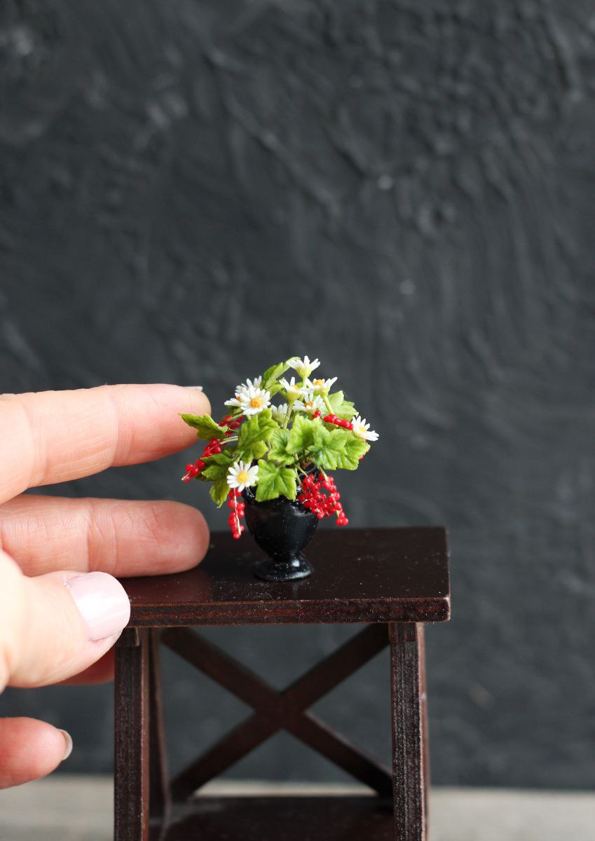 *         Boquet with red currants and daisies. Miniature 1:12