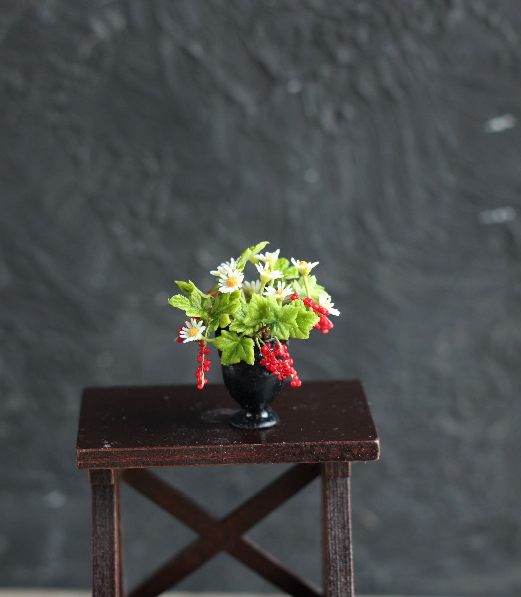 *         Boquet with red currants and daisies. Miniature 1:12