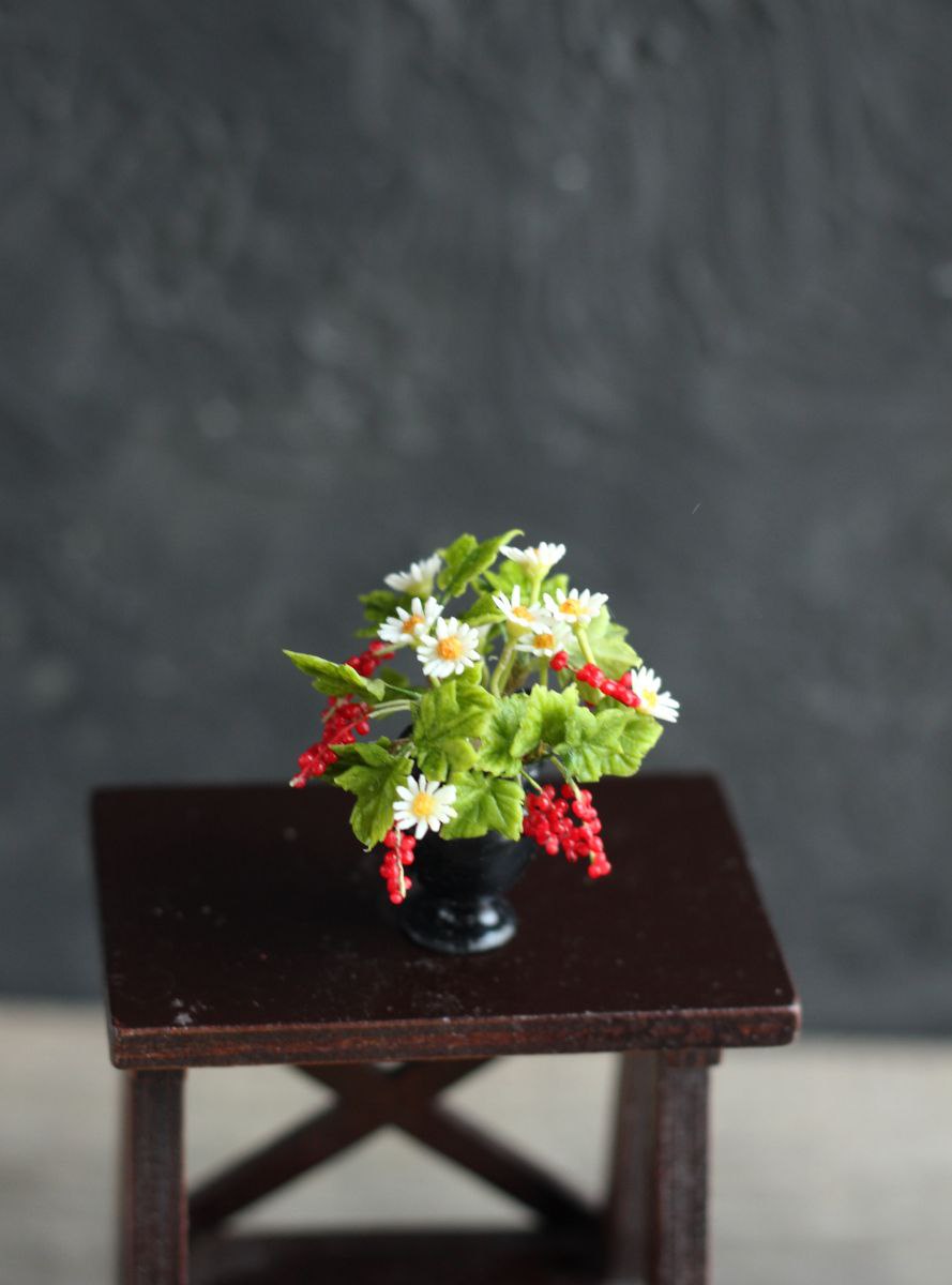 *         Boquet with red currants and daisies. Miniature 1:12