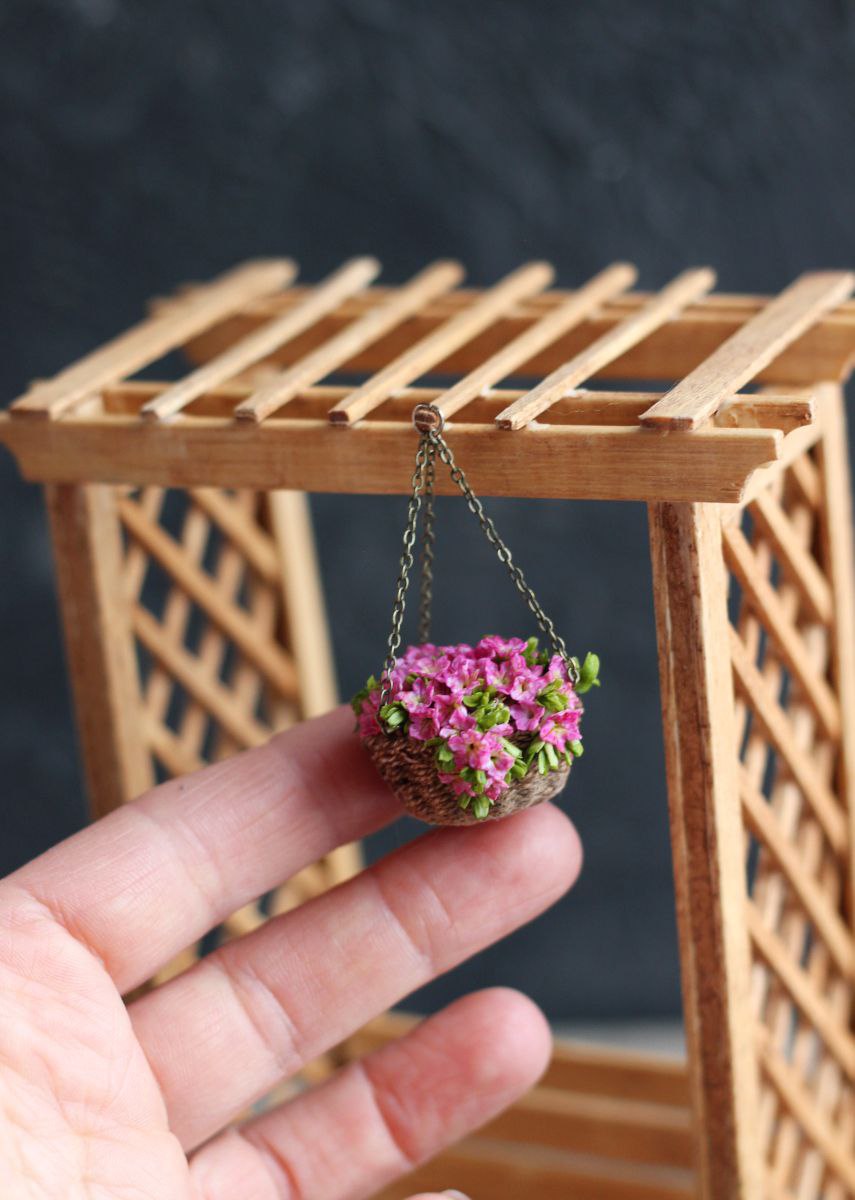 Basket with petunia.Miniature1:12