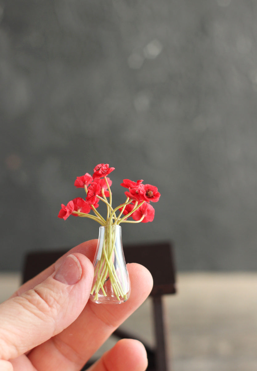 Miniature bouquet of poppies 1:12 in a glass vase.