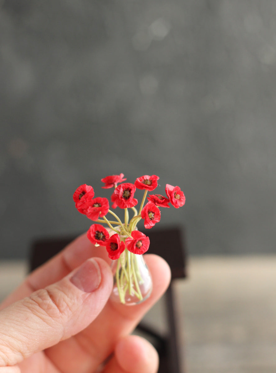 Miniature bouquet of poppies 1:12 in a glass vase.