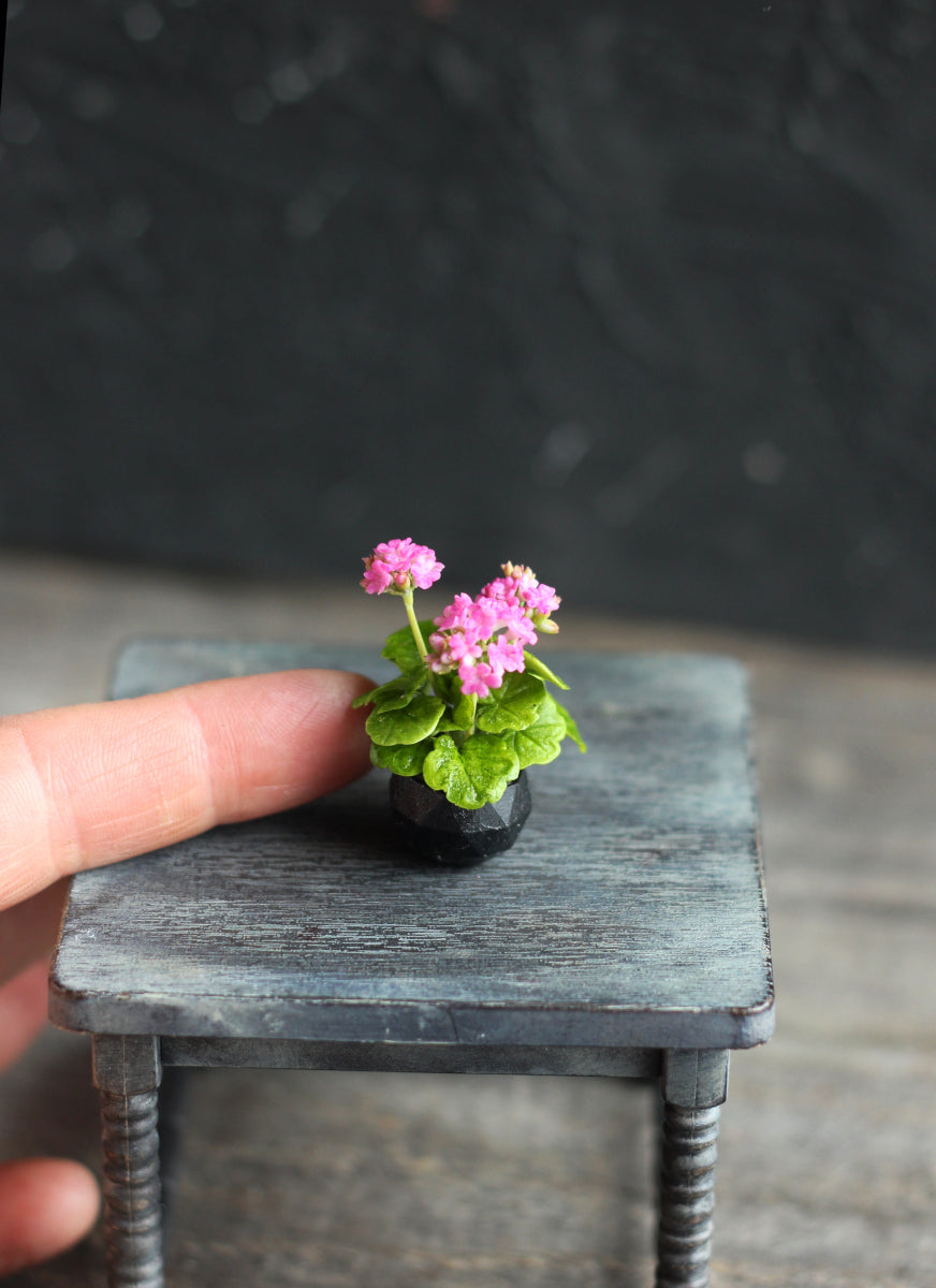 *                         Room geraniums 1:12 in a pot for dollhouse