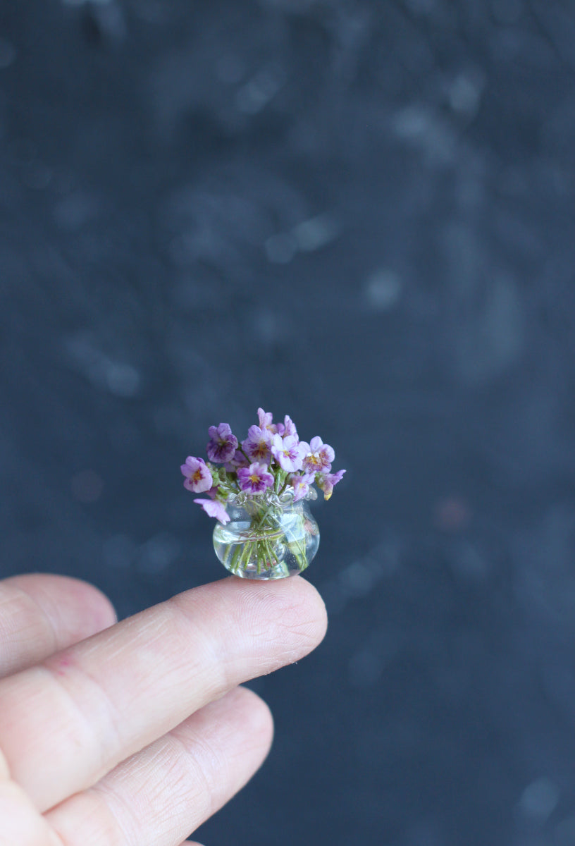 Bouquet of violets in a glass vase 1:12