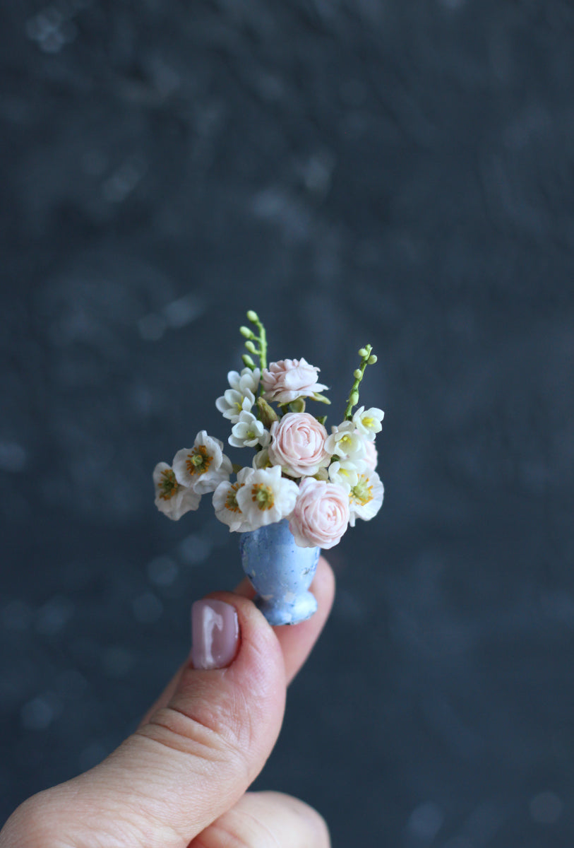 Bouquet in white colors 1:12