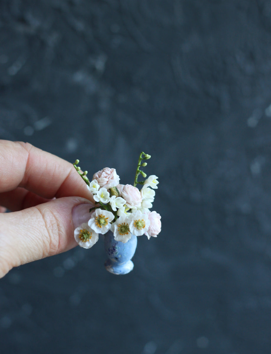 Bouquet in white colors 1:12