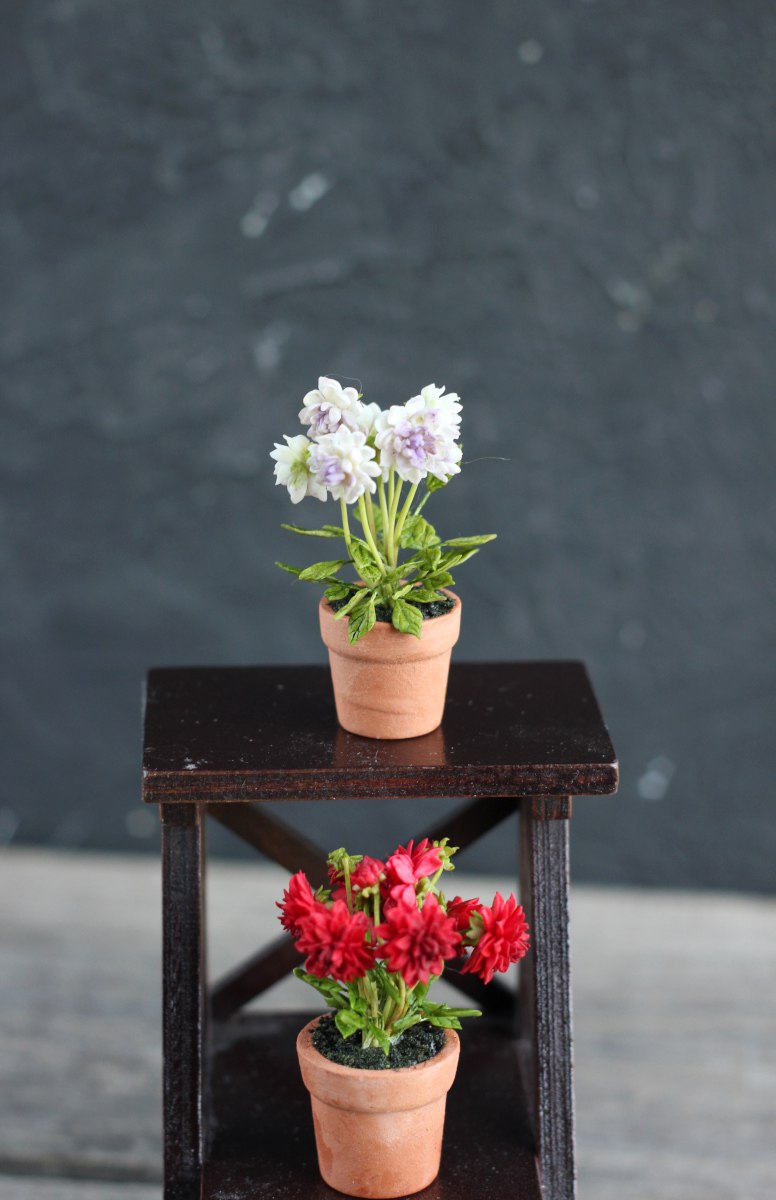 Dahlia bush in ceramic pot 1:12