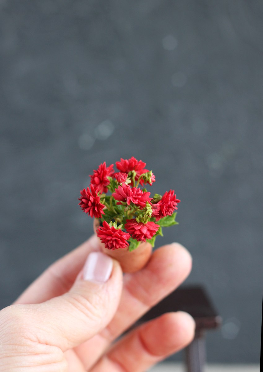 Dahlia bush in ceramic pot 1:12