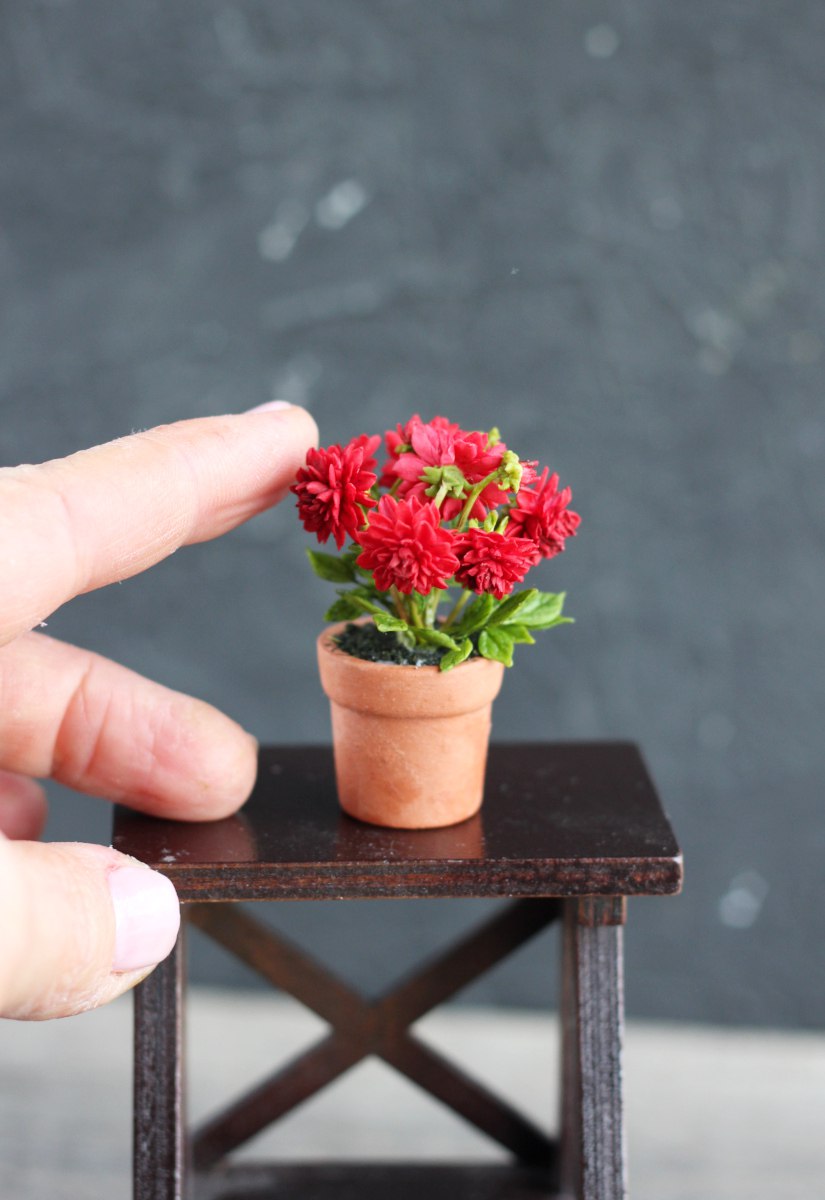 Dahlia bush in ceramic pot 1:12