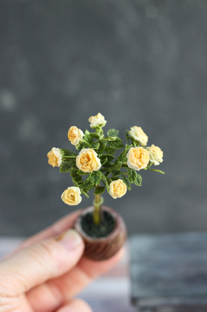 Stem peony rose in decorative cachepot 1:12