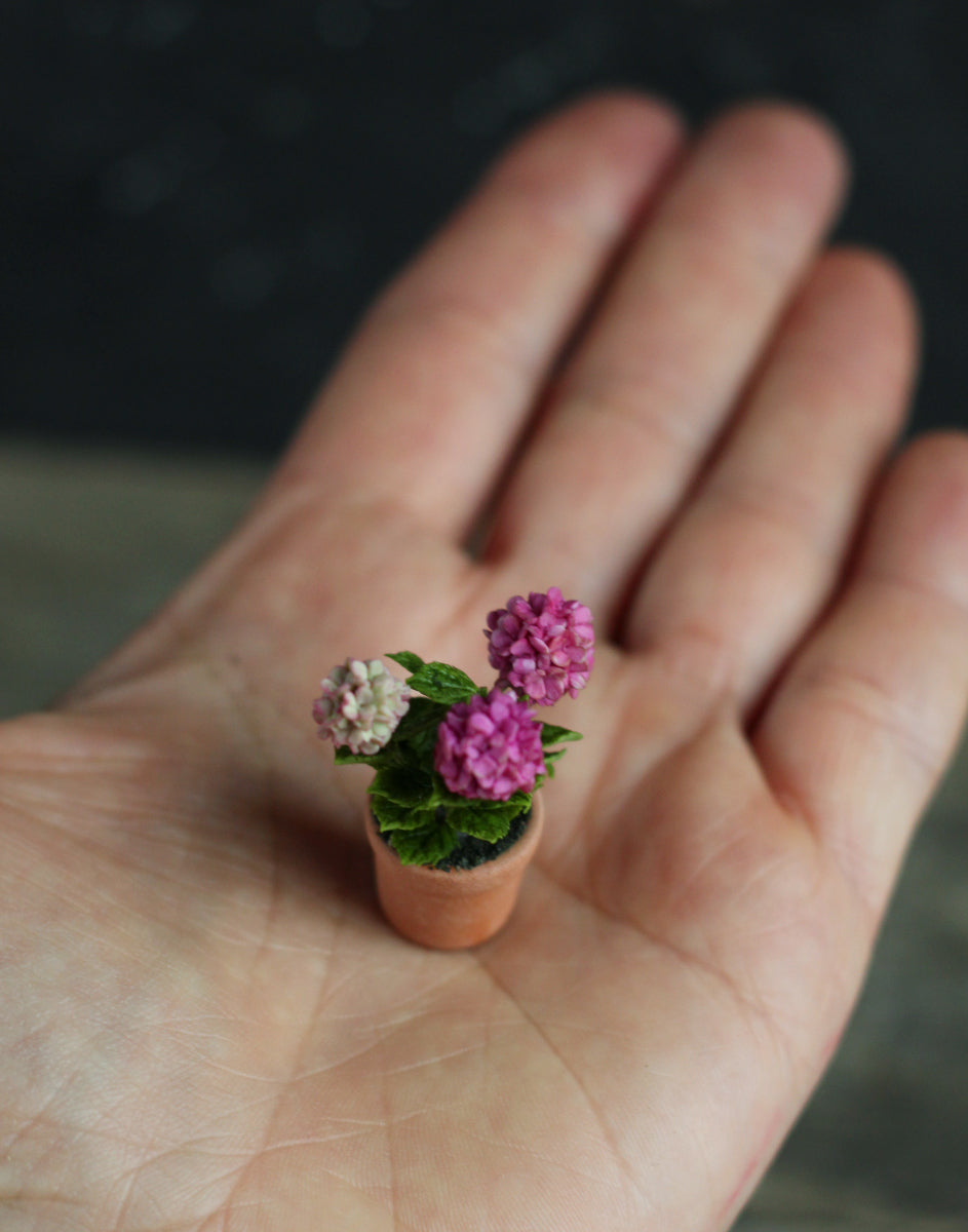 Miniature hydrangea in ceramic pot 1:12