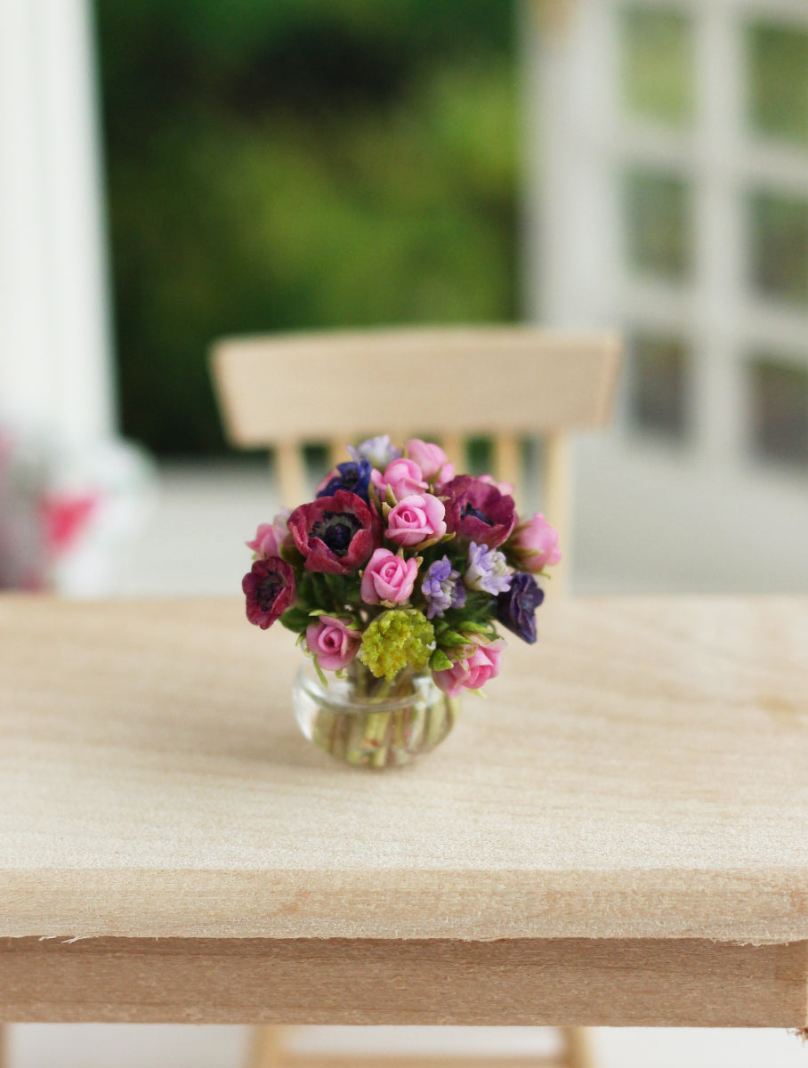 Miniature bouquet gift in glass vase with imitation water 1:12