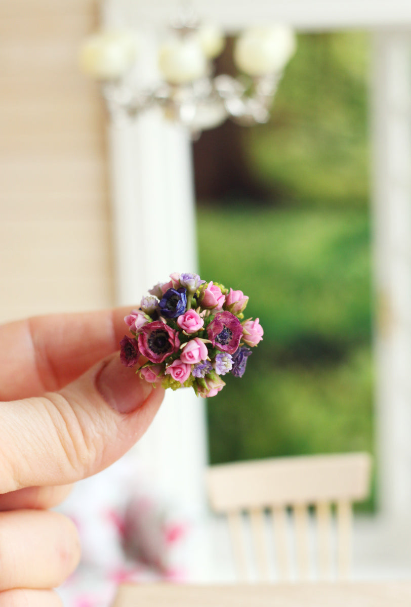 Miniature bouquet gift in glass vase with imitation water 1:12