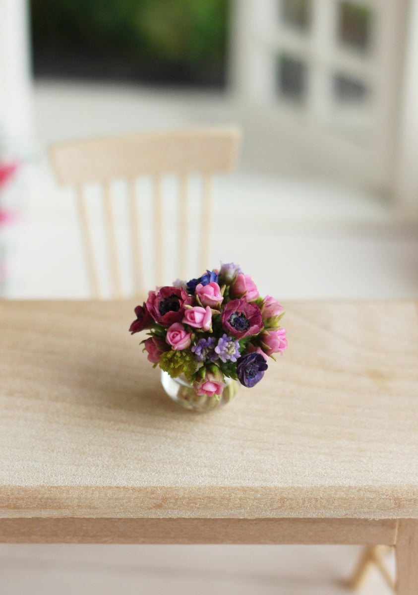 Miniature bouquet gift in glass vase with imitation water 1:12