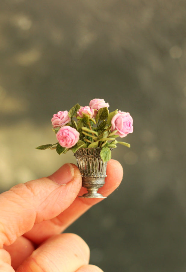 English roses in an antique vase 1:12