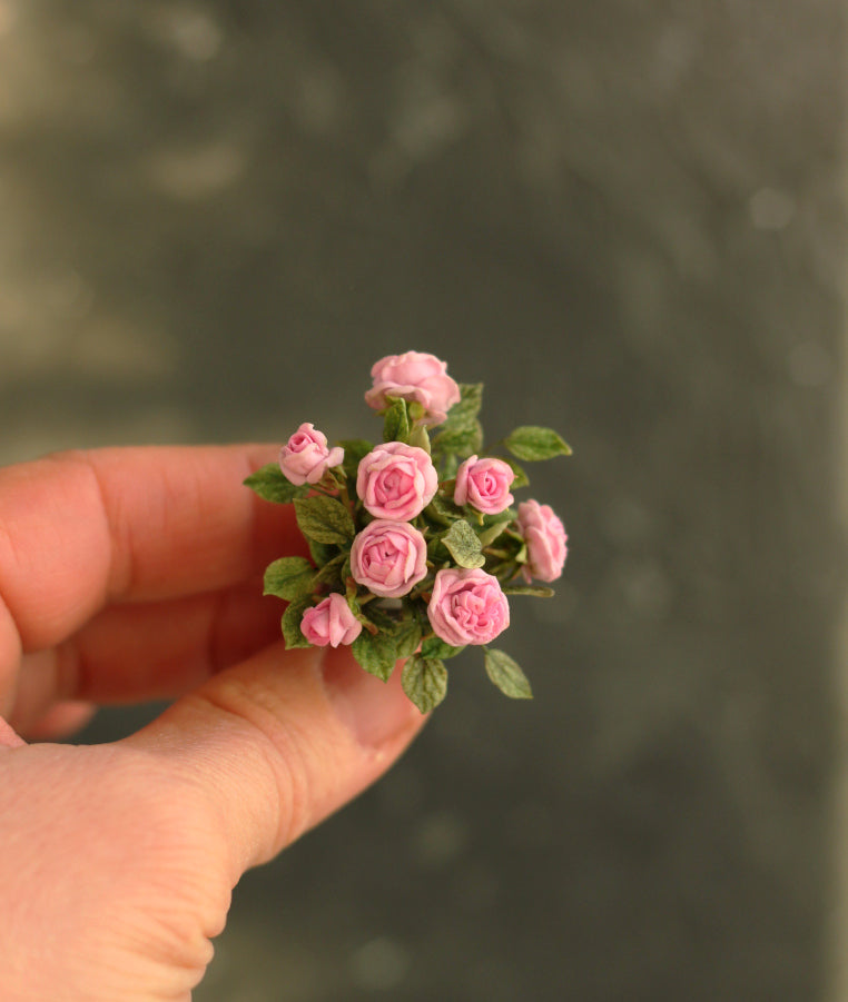 English roses in an antique vase 1:12