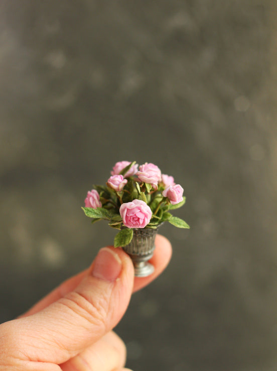 English roses in an antique vase 1:12