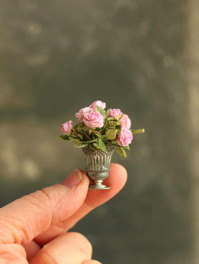 English roses in an antique vase 1:12