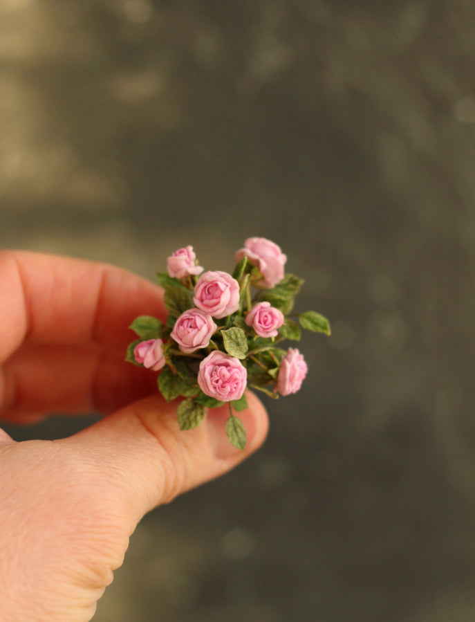 English roses in an antique vase 1:12