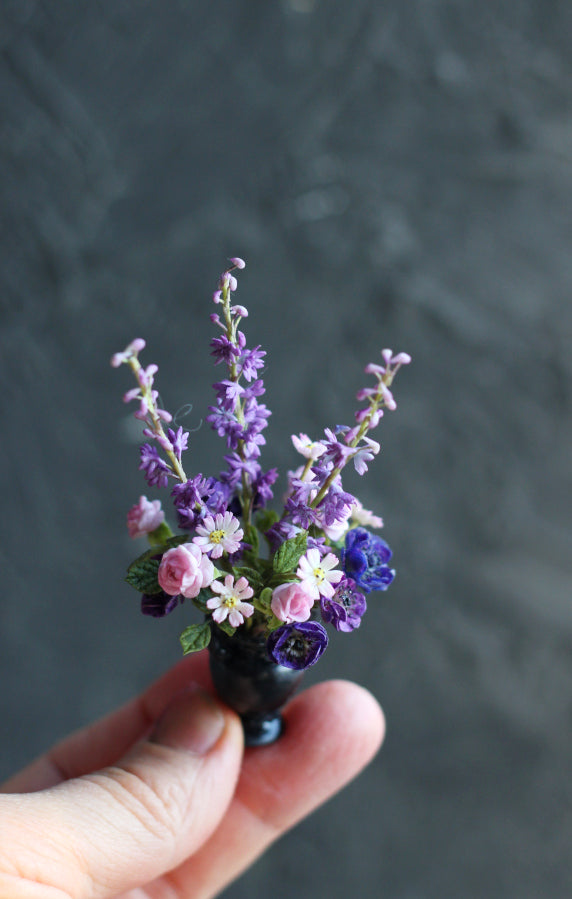 Large bouquet in an antique vase 1:12