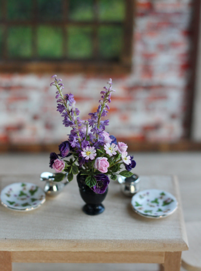 Large bouquet in an antique vase 1:12
