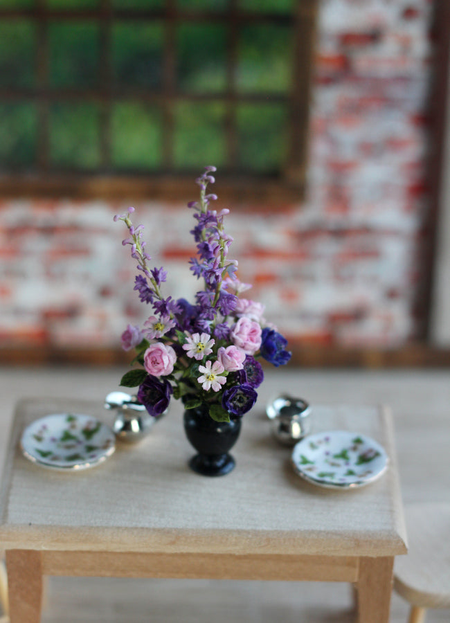 Large bouquet in an antique vase 1:12