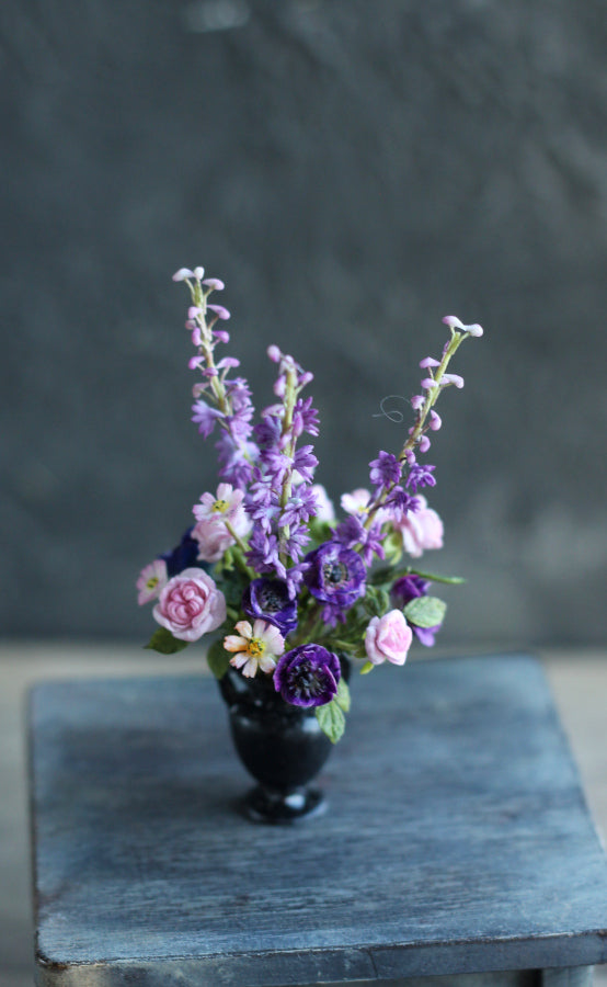 Large bouquet in an antique vase 1:12
