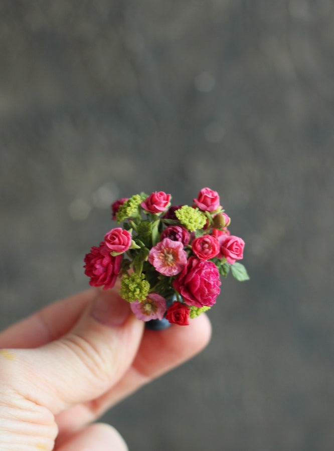 Bouquet in red colors 1:12