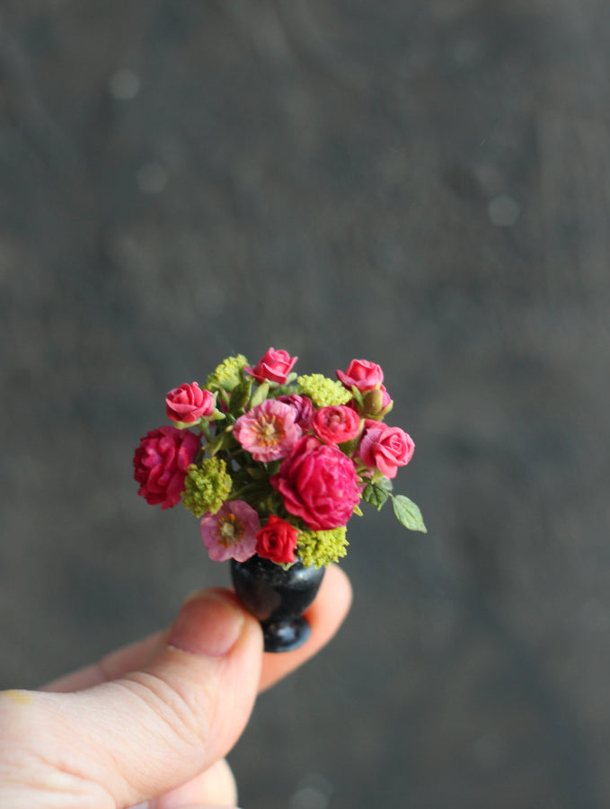 Bouquet in red colors 1:12