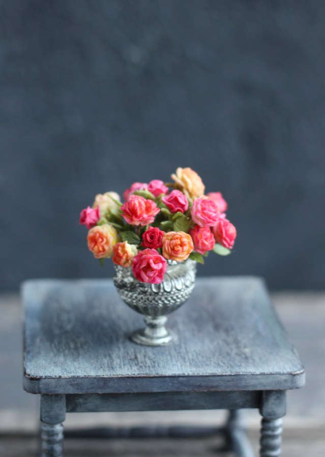 Bright bouquet of English park roses in a Greek vase 1:12