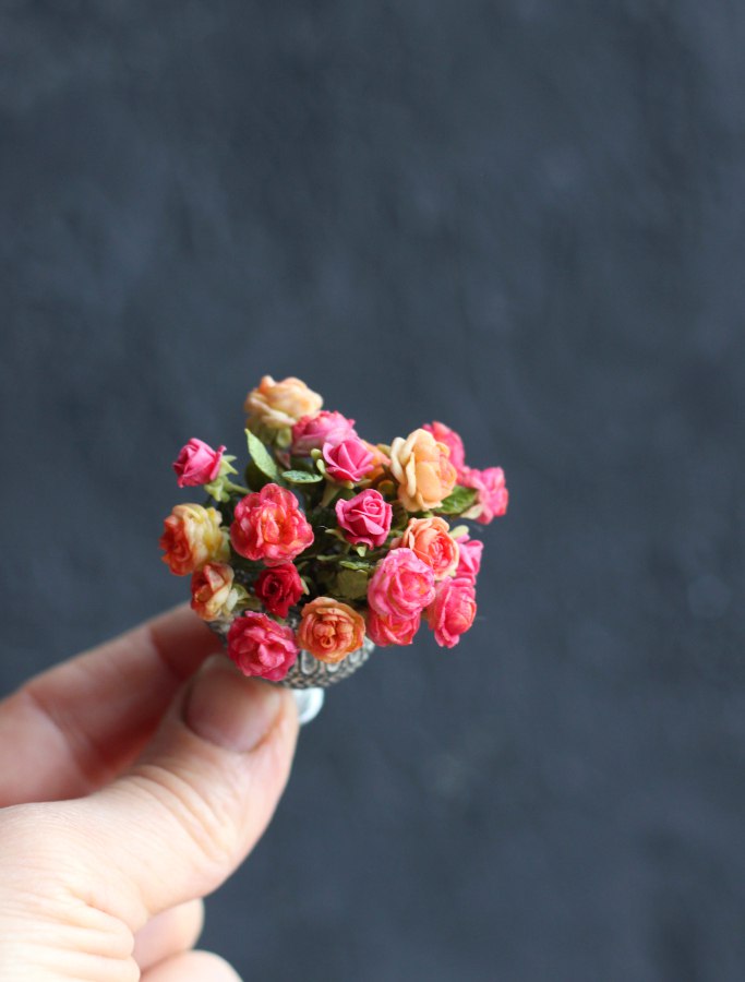 Bright bouquet of English park roses in a Greek vase 1:12