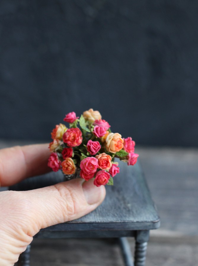 Bright bouquet of English park roses in a Greek vase 1:12