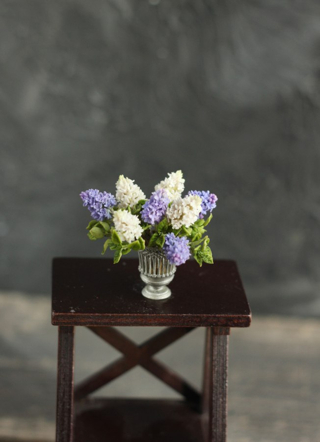 Large bouquet of lilacs in an antique vase 1:12