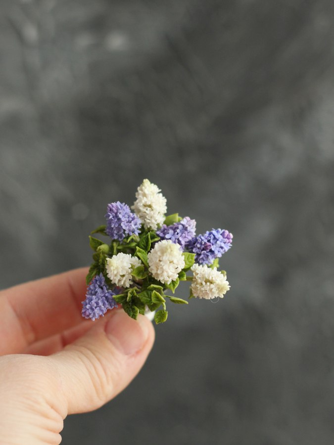 Large bouquet of lilacs in an antique vase 1:12