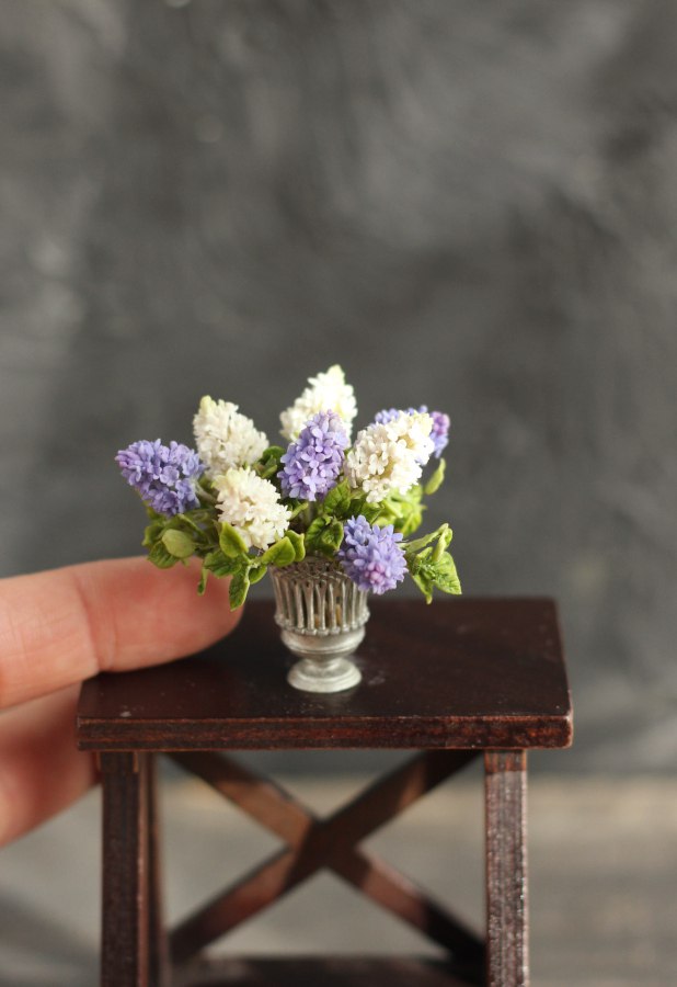 Large bouquet of lilacs in an antique vase 1:12