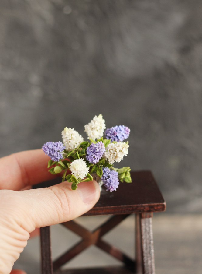 Large bouquet of lilacs in an antique vase 1:12