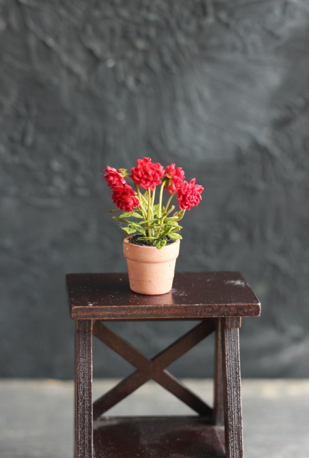 *    Red dahlia bush in ceramic pot 1:12