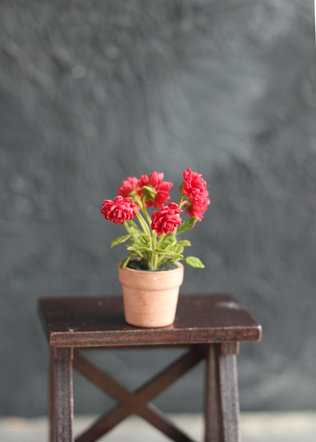 *    Red dahlia bush in ceramic pot 1:12
