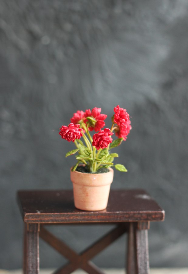*    Red dahlia bush in ceramic pot 1:12