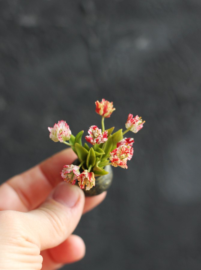 Bouquet of parrot tulips 1:12