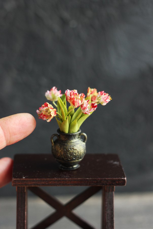 Bouquet of parrot tulips 1:12