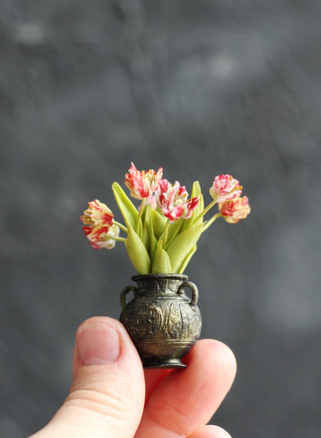 Bouquet of parrot tulips 1:12